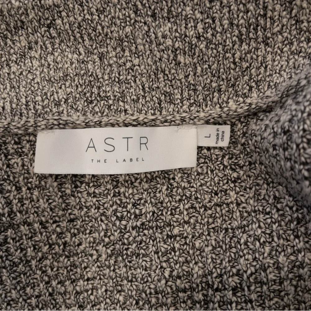 ASTR the Label Stephanie Surplice Neck Sweater Women's Size Large Heathered Gray